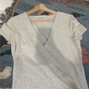 Abercrombie & Fitch Gray Fitted V neck Short Sleeve Tee
